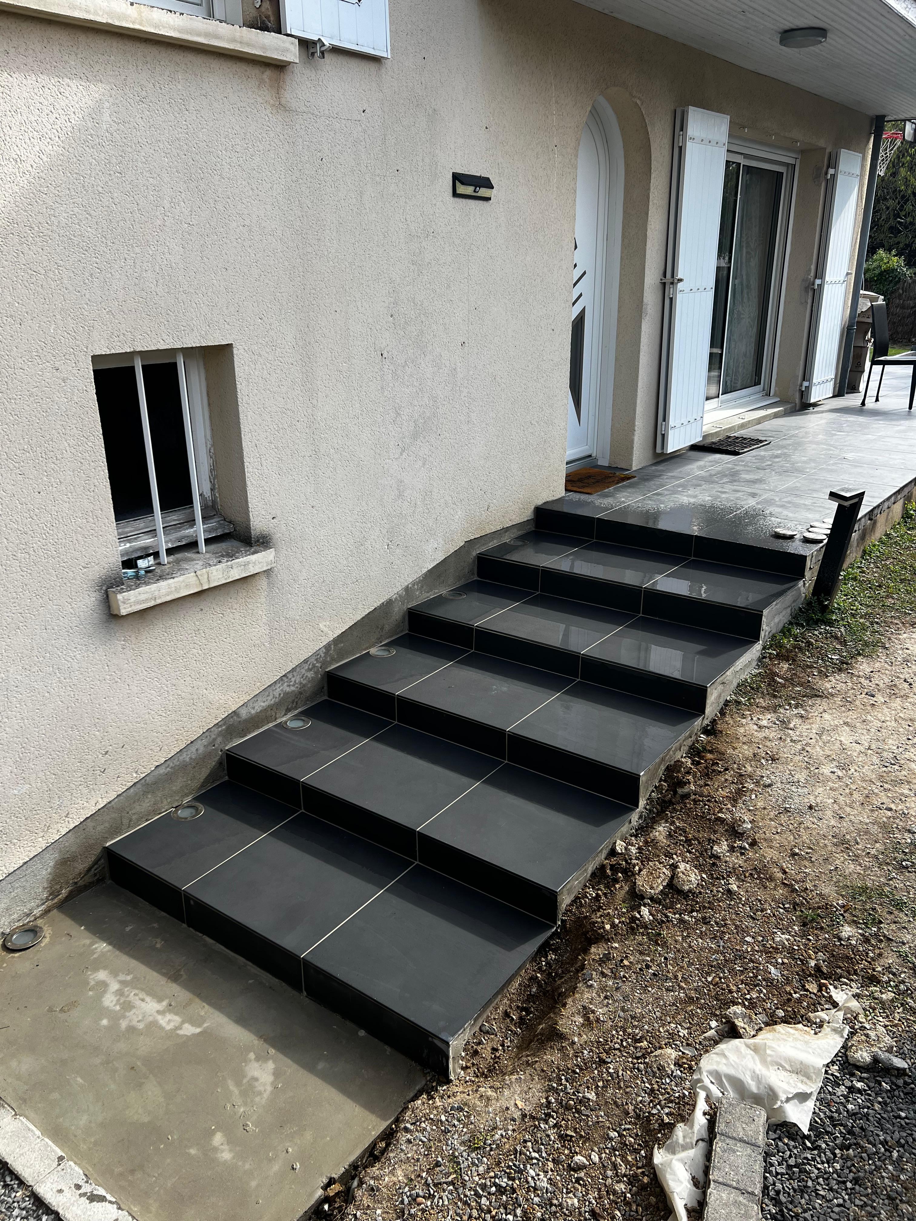 Escalier carrelé anthracite