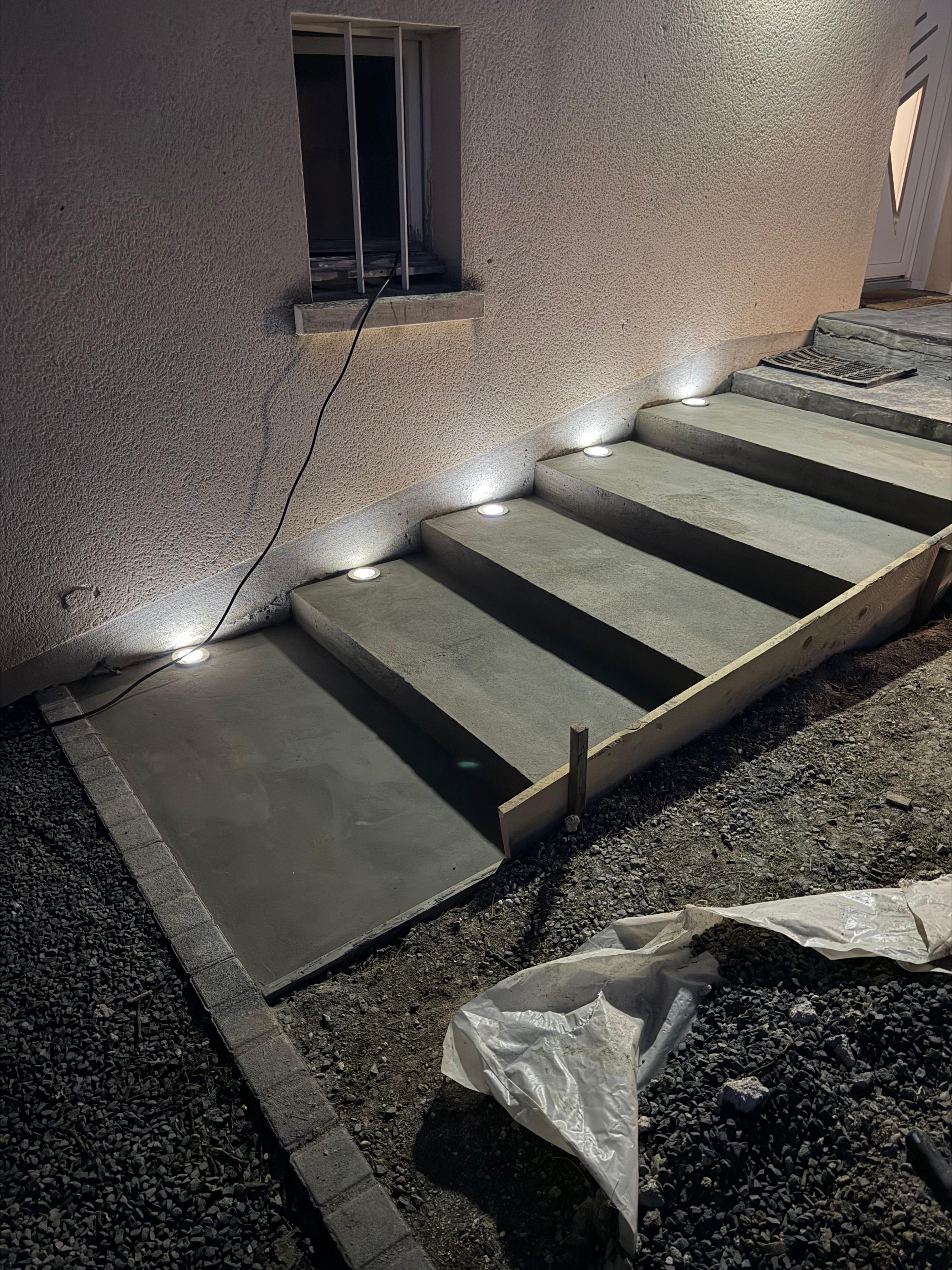 Escalier béton avec spots LED