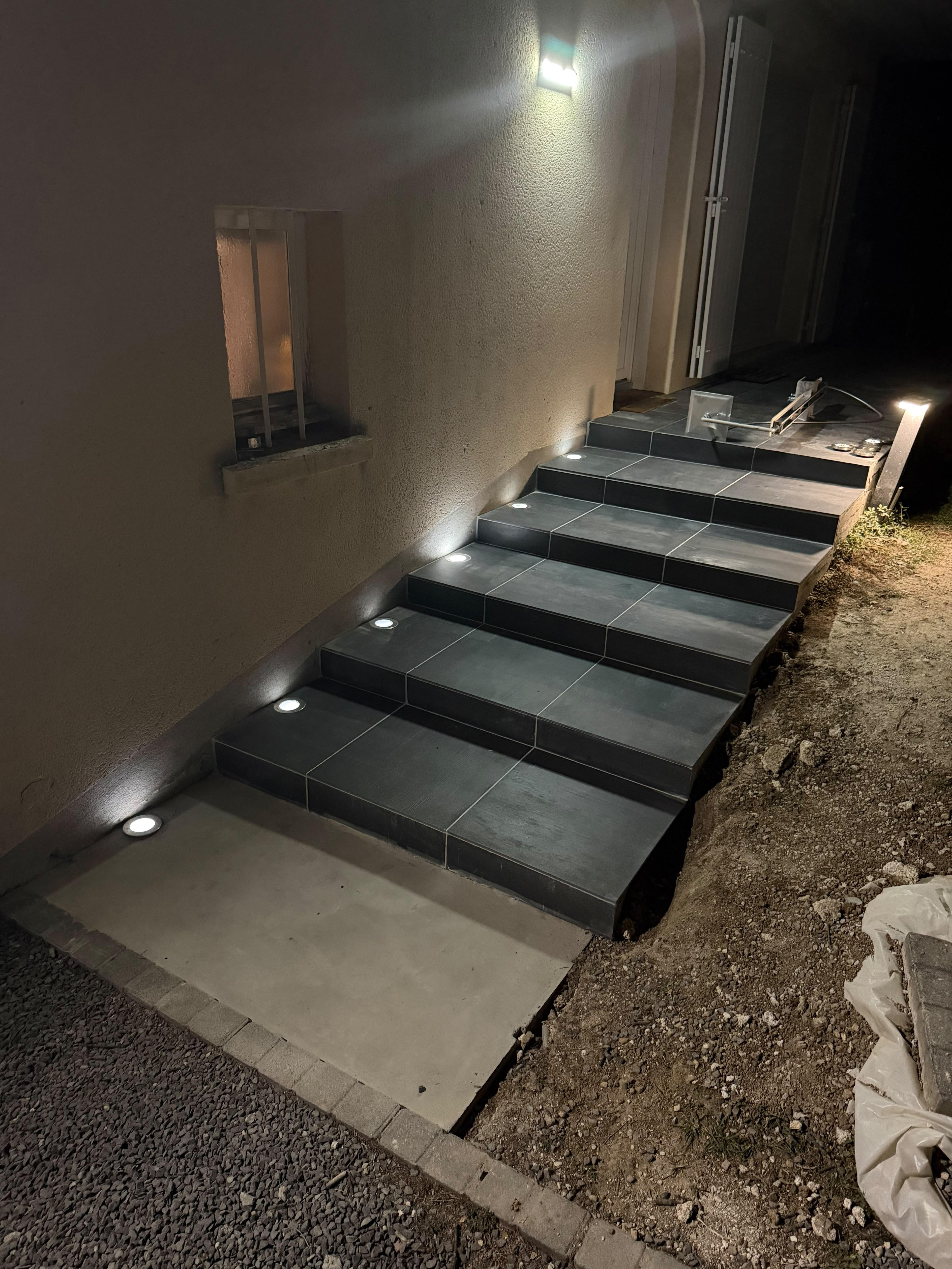 Escalier carrelé éclairé la nuit